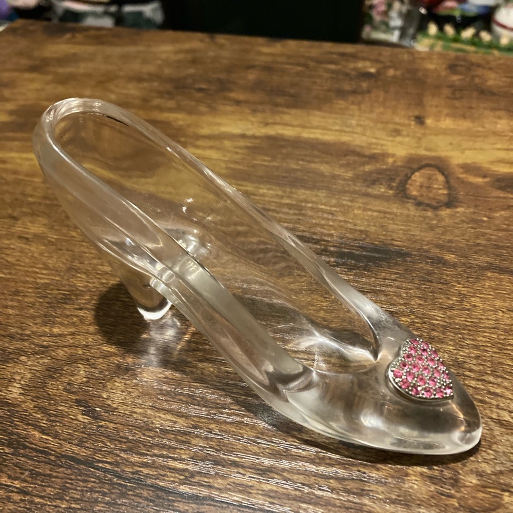 Cinderella's glass slipper with red crystal heart buckle in front - Picture 3 of 7